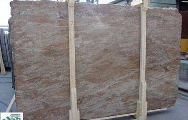 A large piece of stone is sitting on top of a wooden pallet.