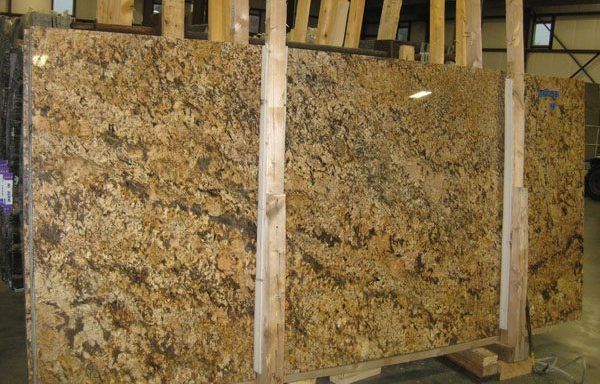 A large slab of granite is sitting on top of a wooden pallet.