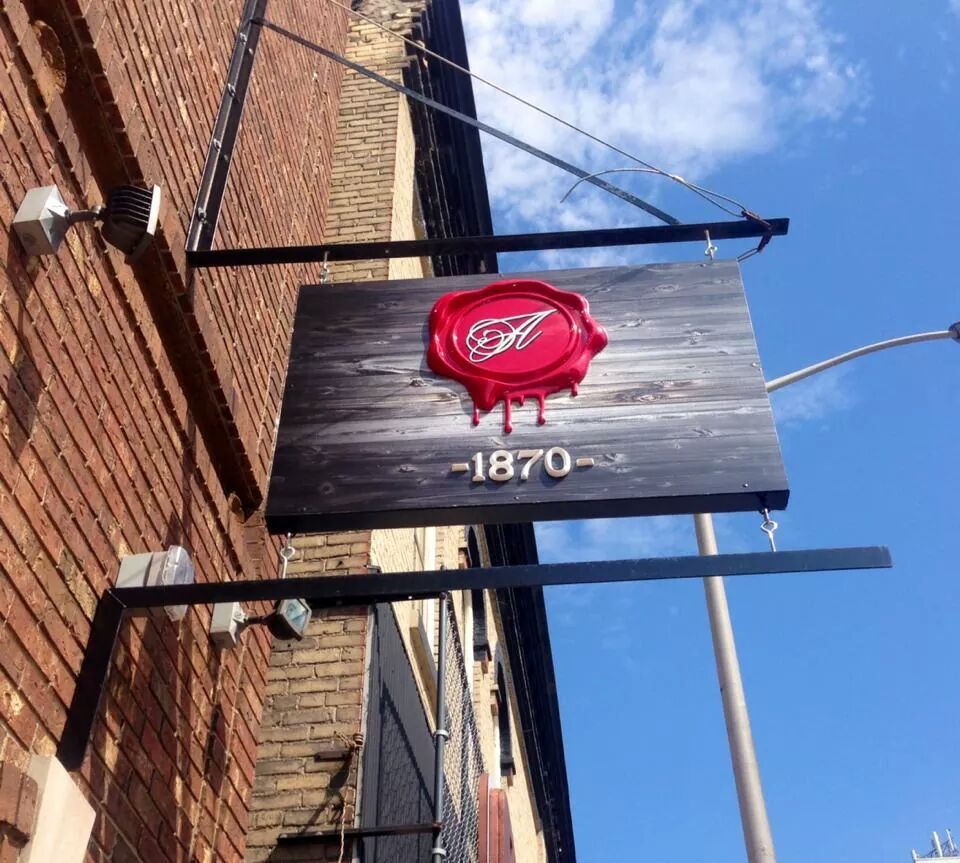 A sign on the side of a building that says ' 1871 ' on it