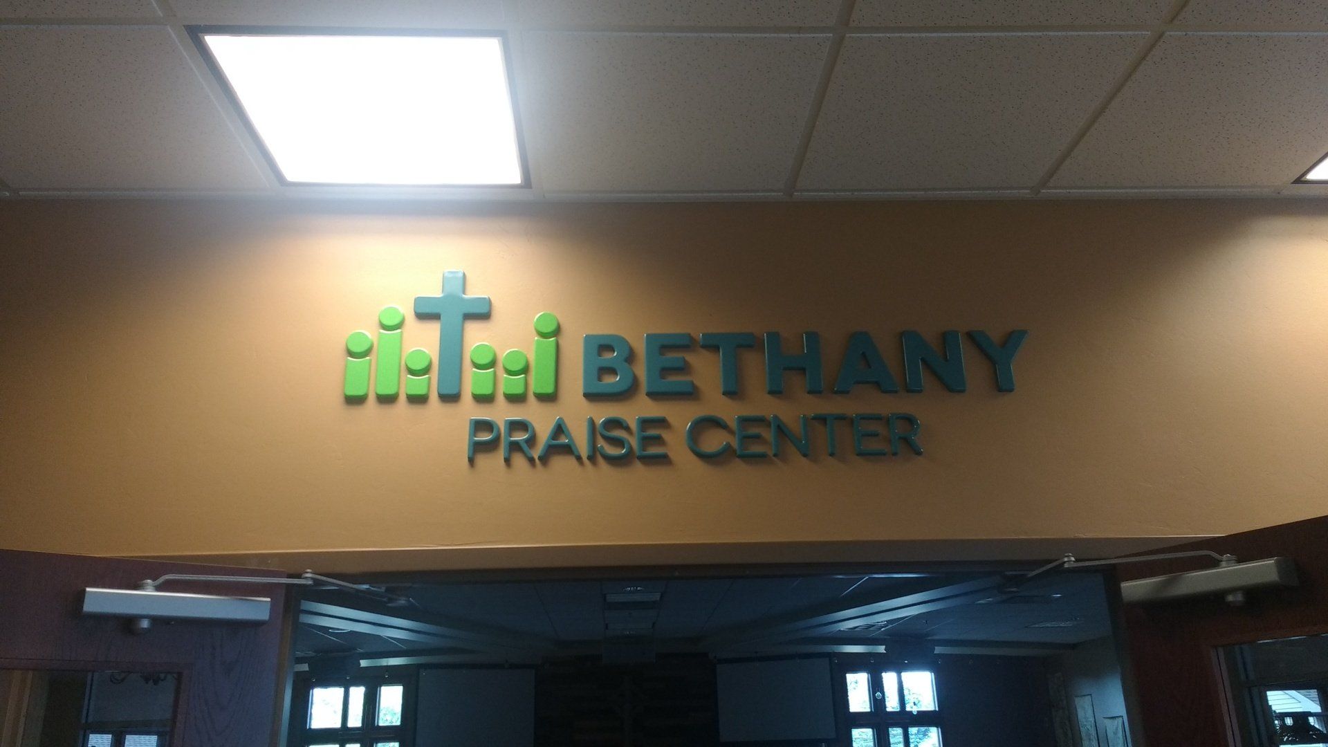 A sign that says bethany praise center on it