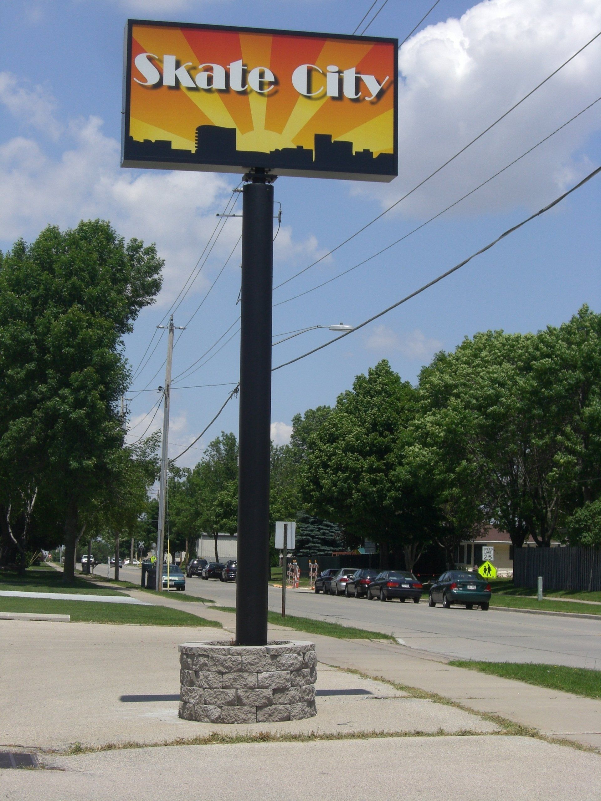 A sign that says skate city on it