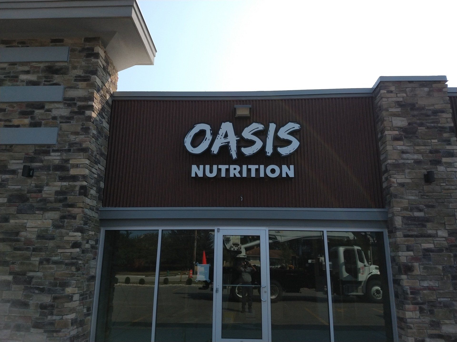A building with a sign that says oasis nutrition