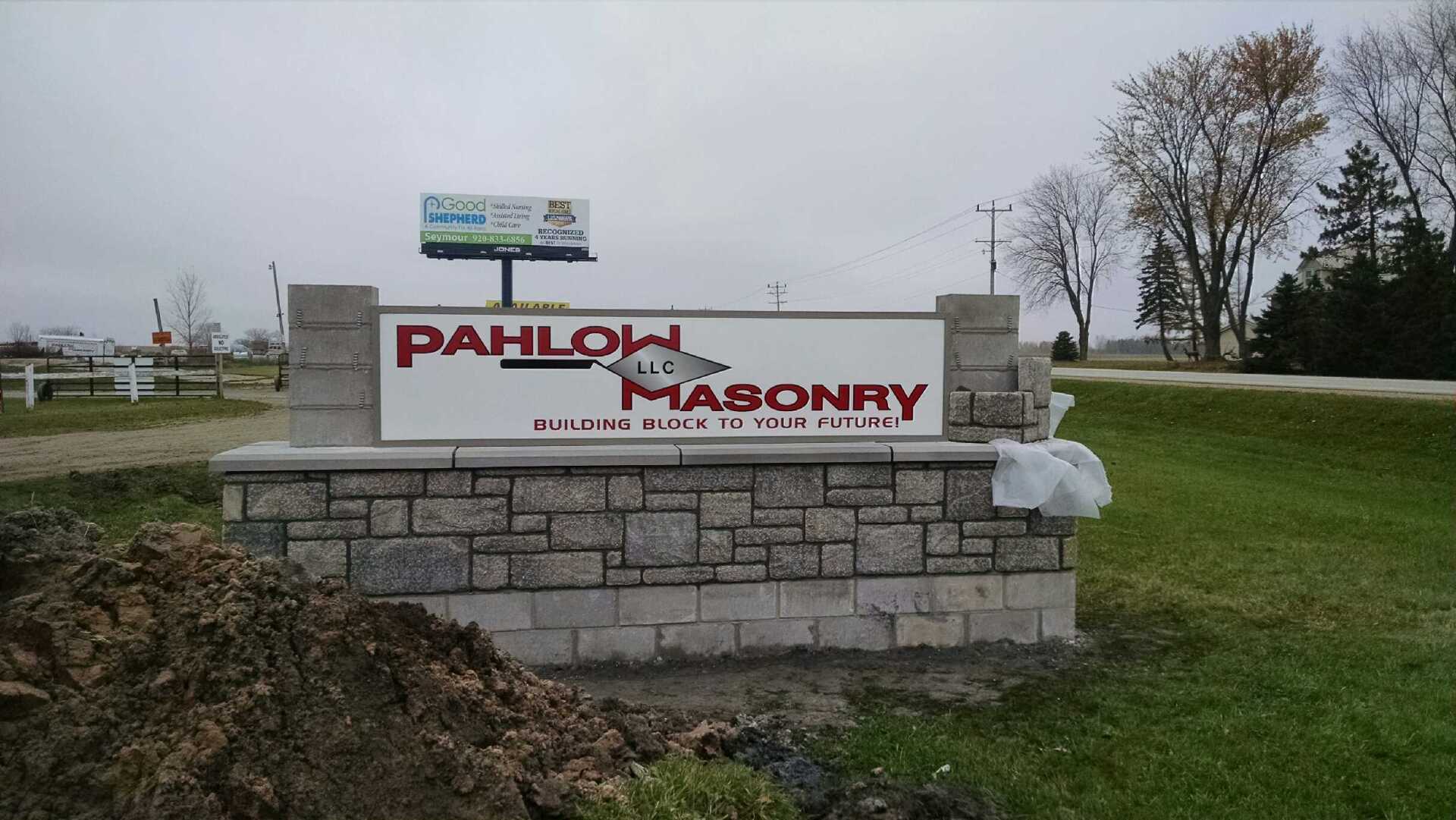 A sign that says pahlow masonry on it