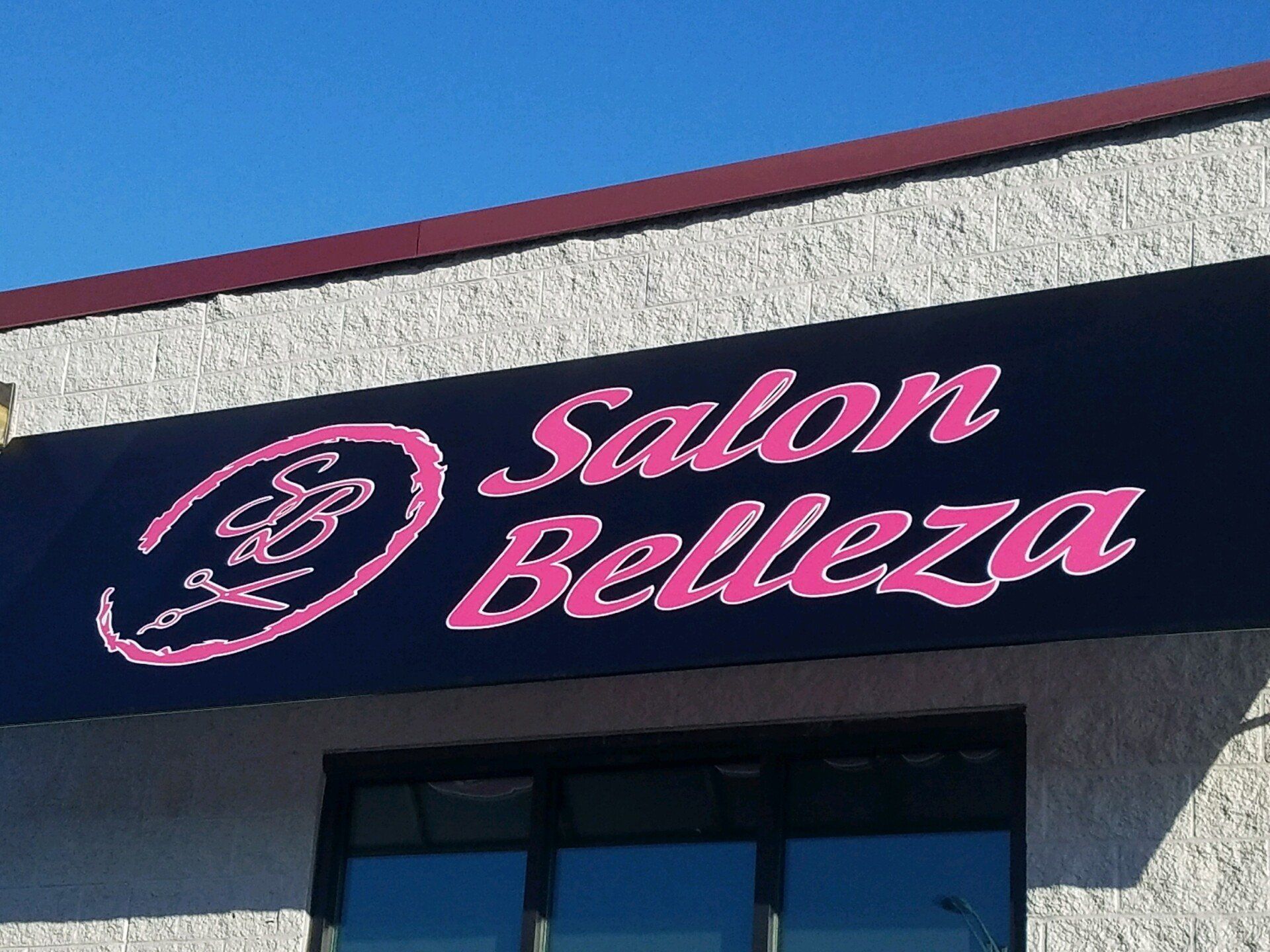 A sign that says salon belleza on it