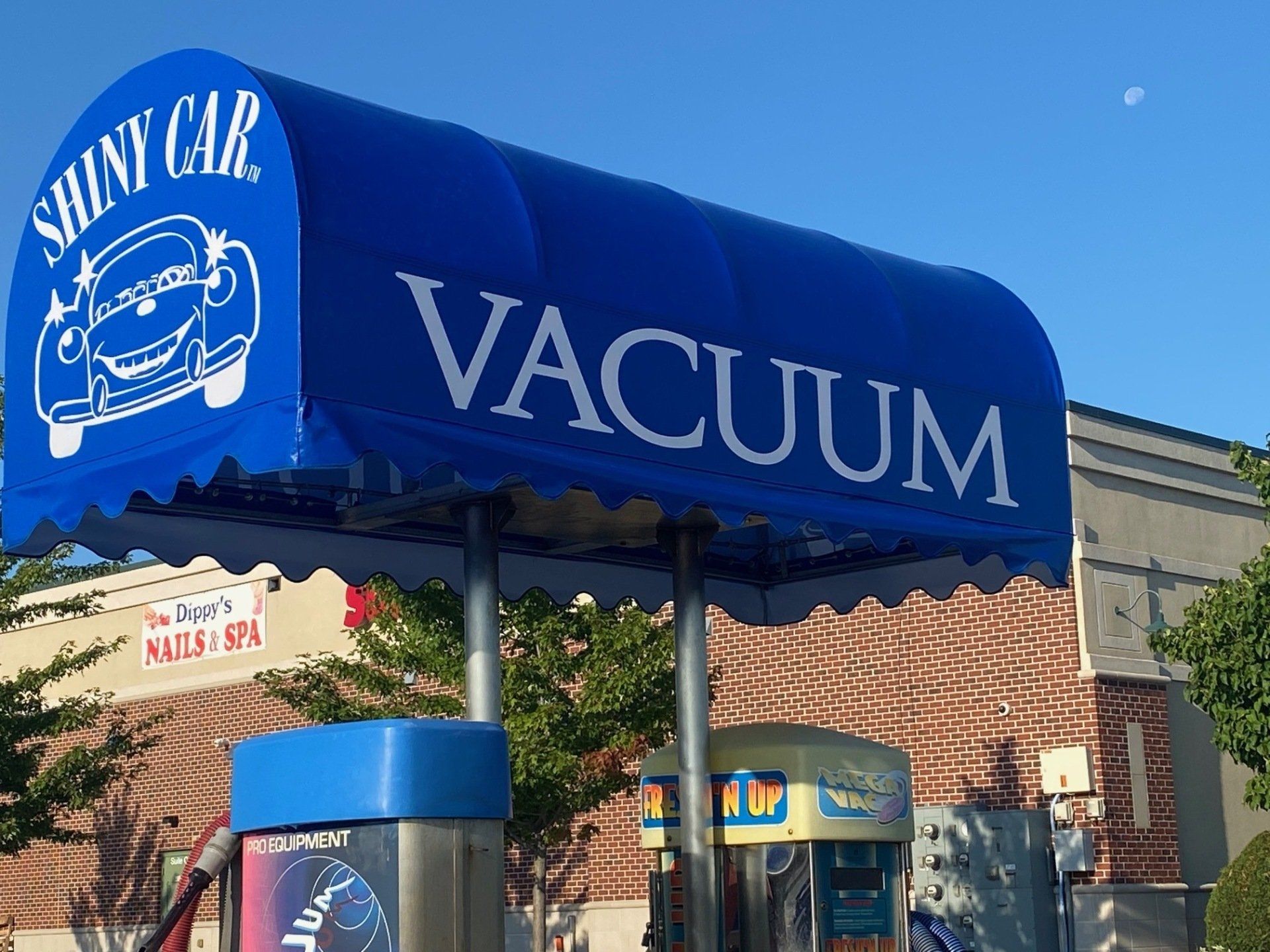 A blue awning with the word vacuum on it
