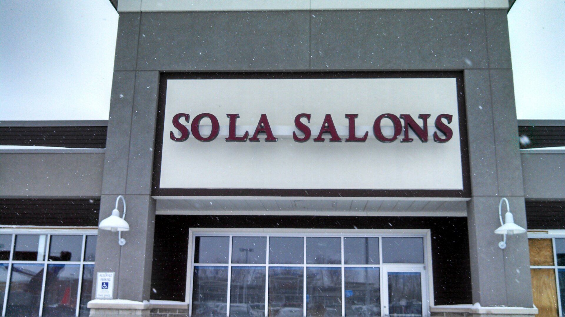 A store front with a sign that says sola salons