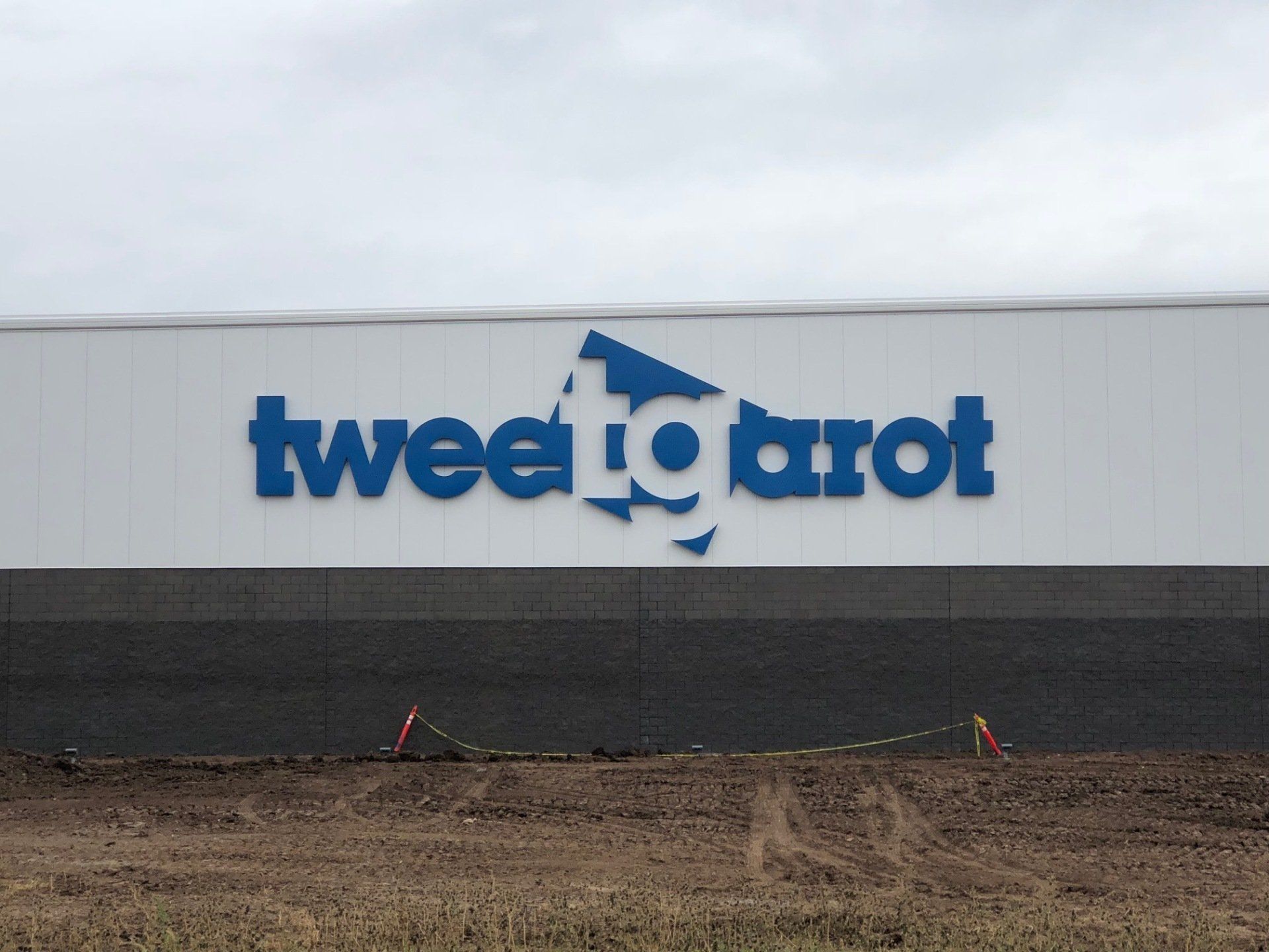 A blue and white sign that says twee io arot