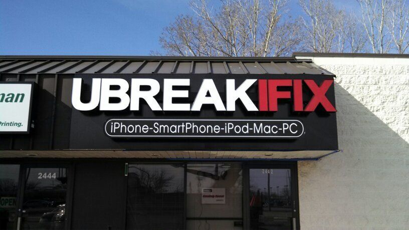 A store front with a sign that says ubreakfix