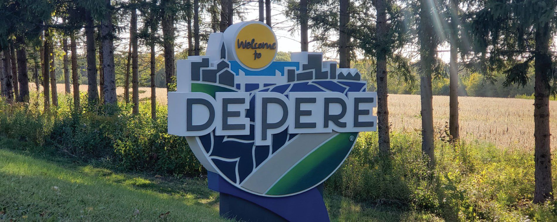A sign that says depere is in the middle of a forest.