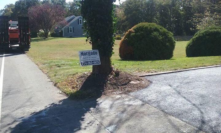 A sign on the side of a road that says woodstock