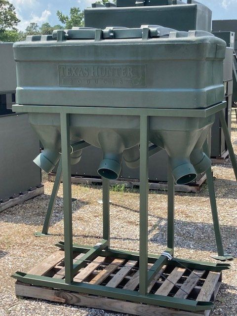 A large green tank is sitting on top of a wooden pallet.