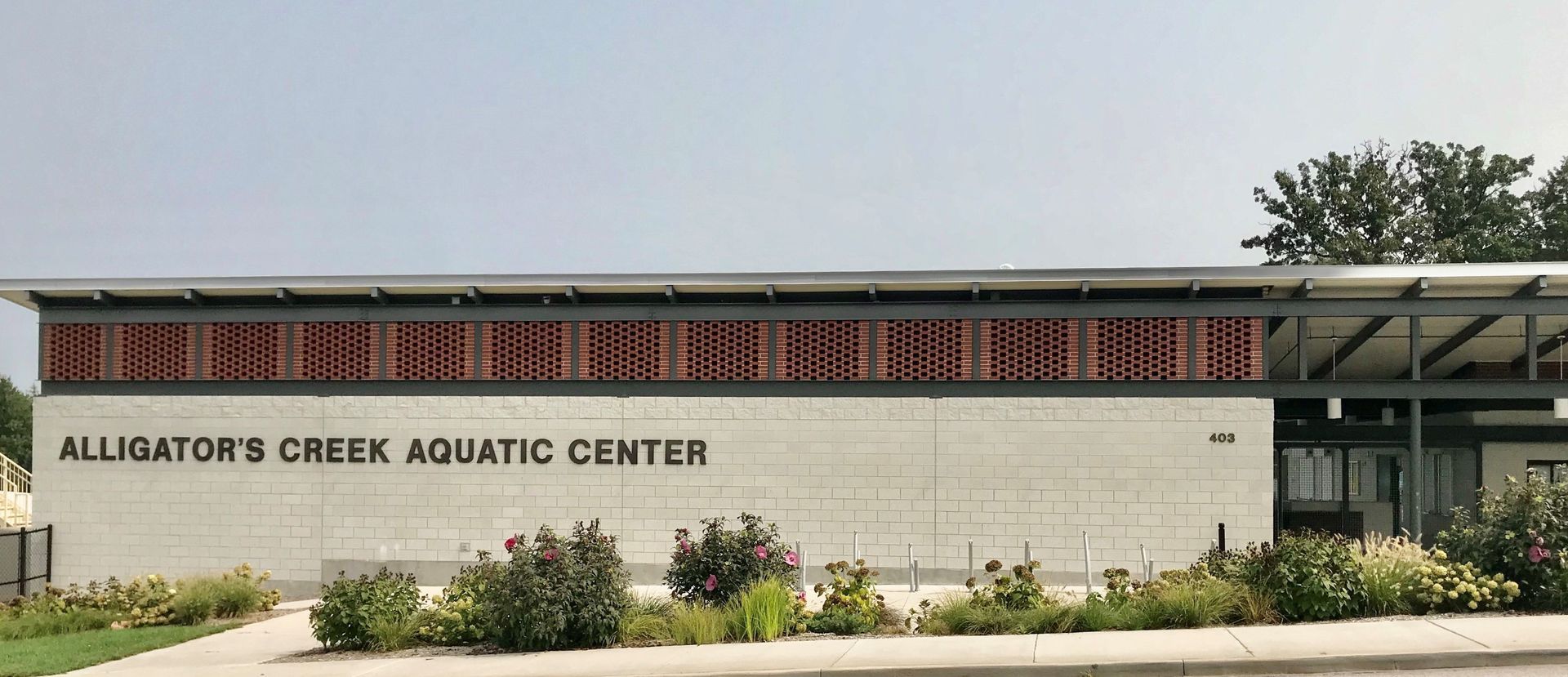 A large building with the words alligator 's creek aquatic center on it