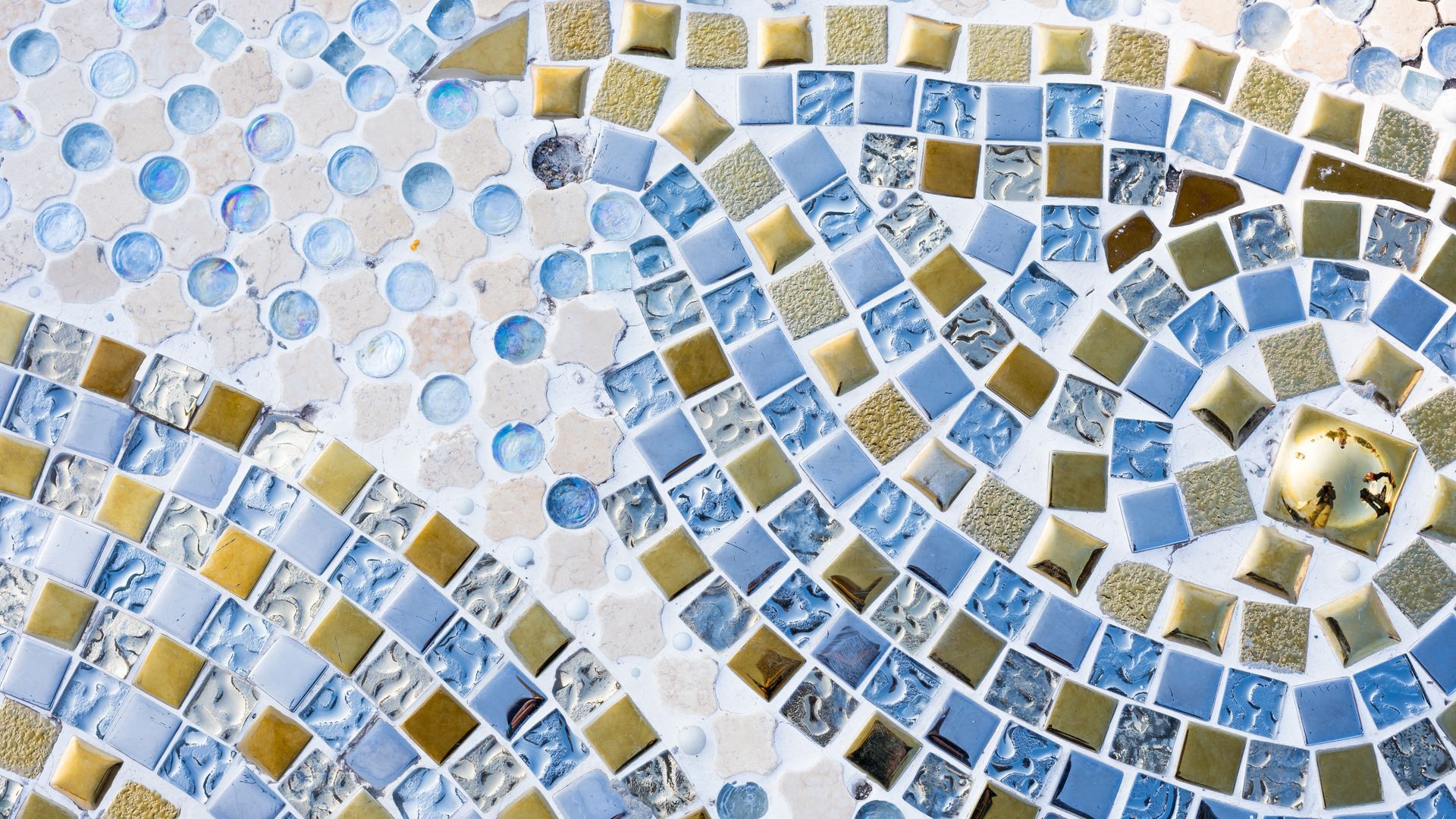 Top 6 Signs Your Pool Needs Retiling Before Summer Returns