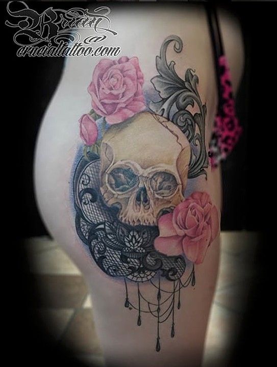 Skull lace on hip
