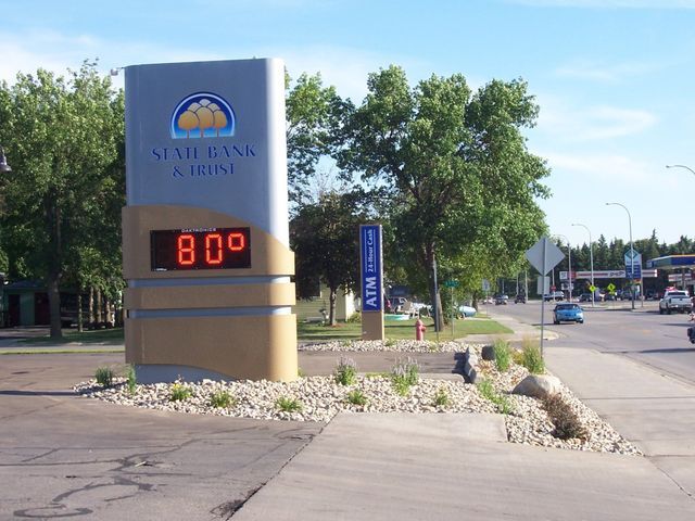 A sign that says 80 degrees on it