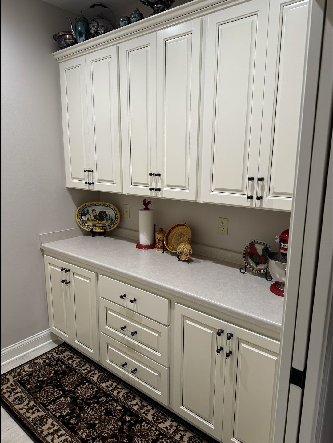 White kitchen drawers