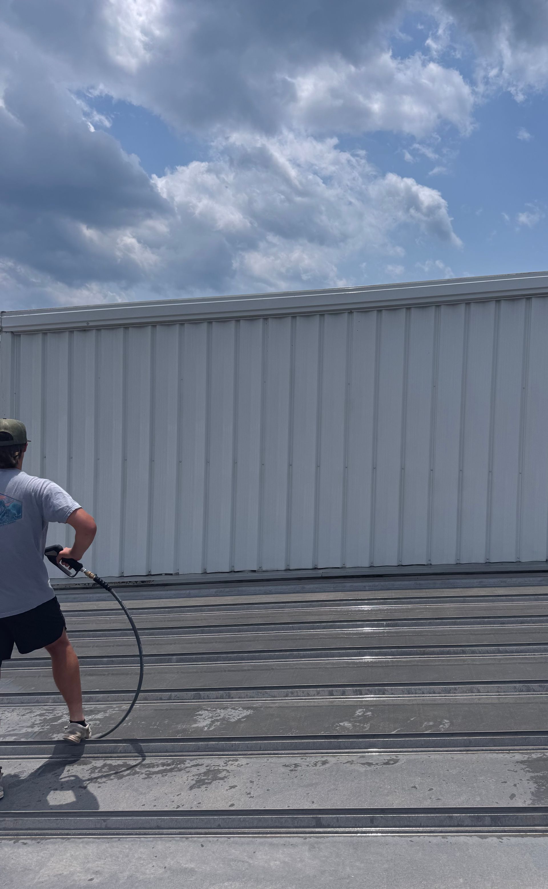 A man is jumping a rope in front of a white building.