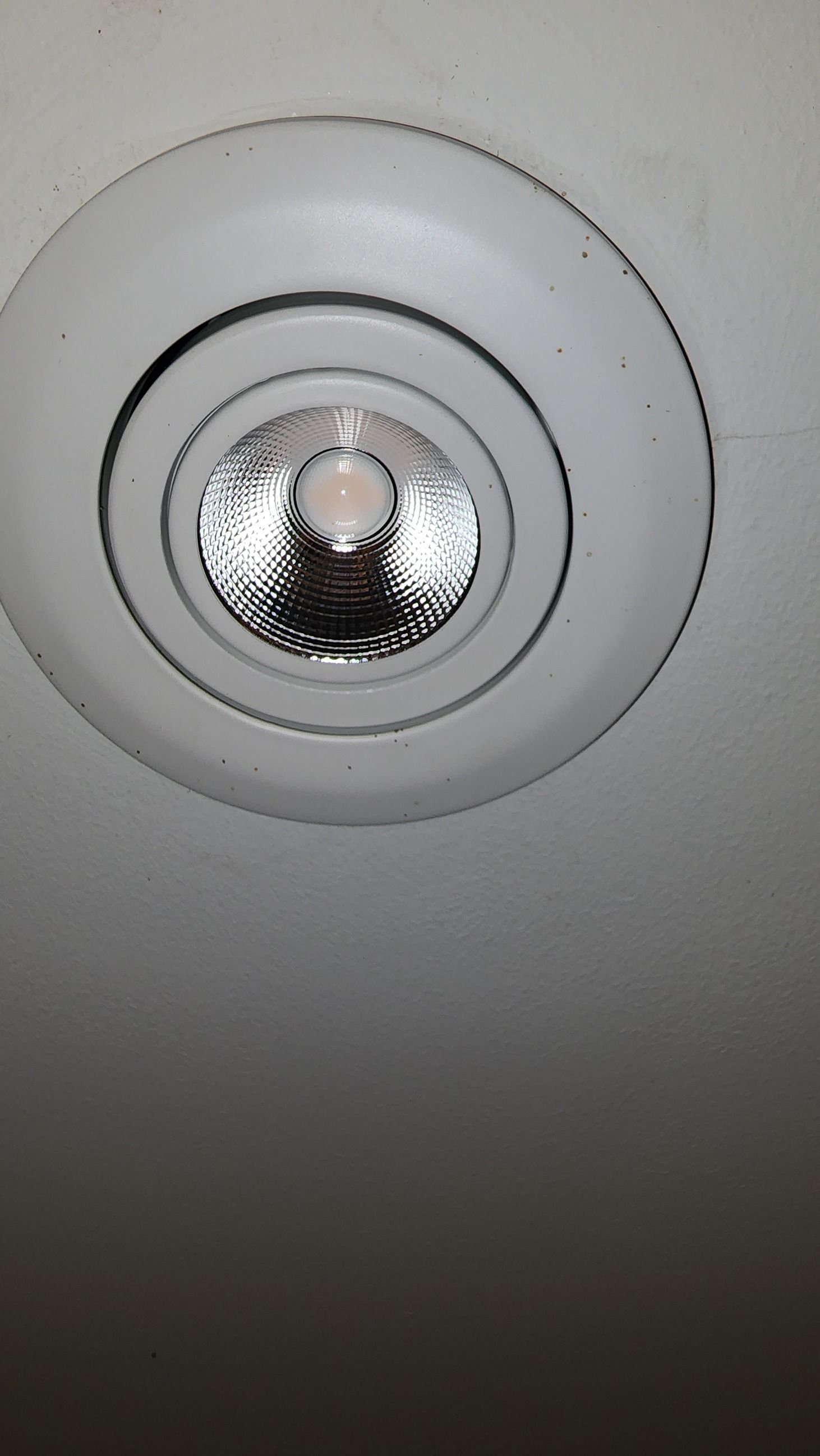 A close up of a light fixture on a ceiling.