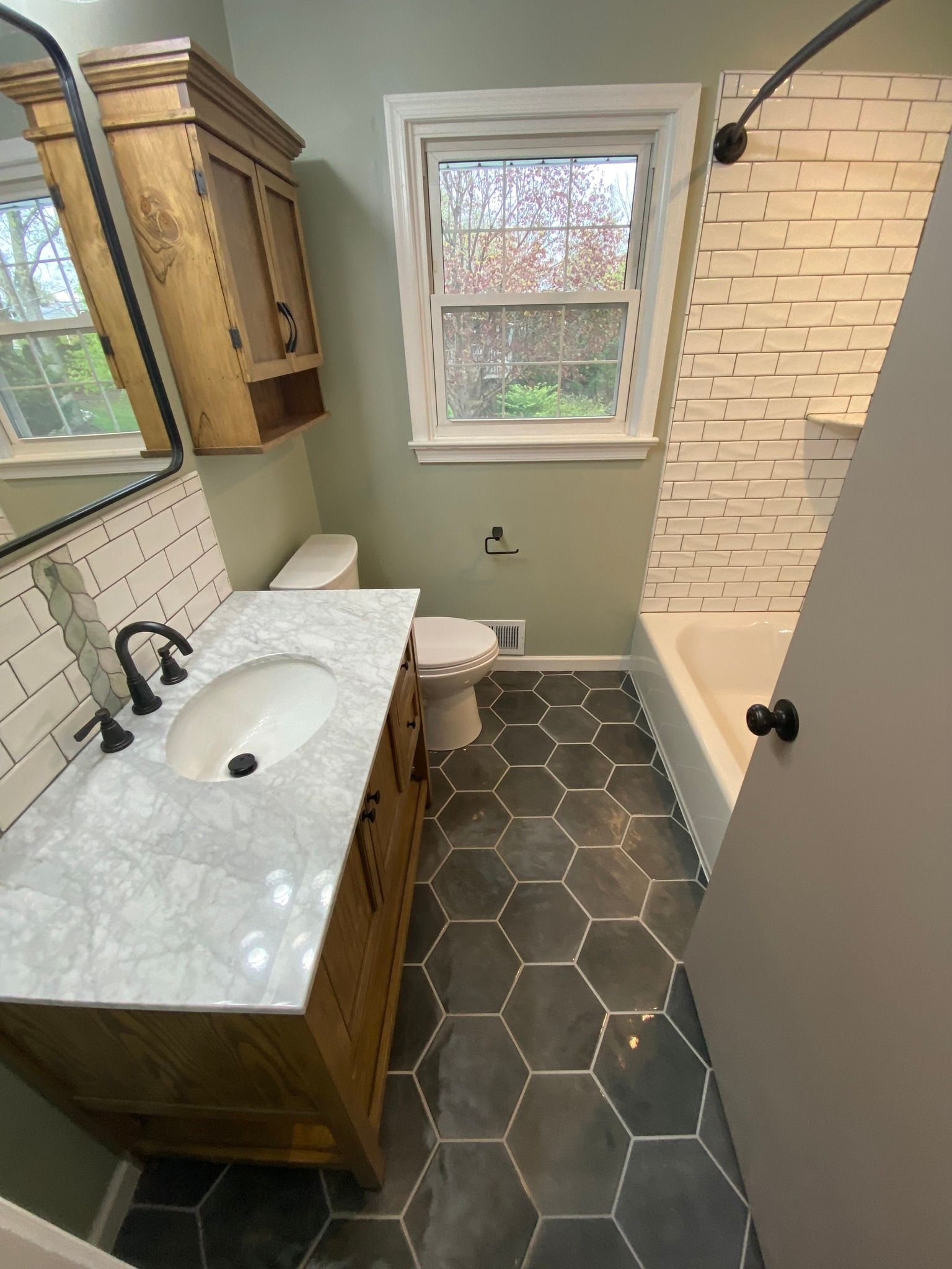 A bathroom with a sink , toilet , and bathtub.