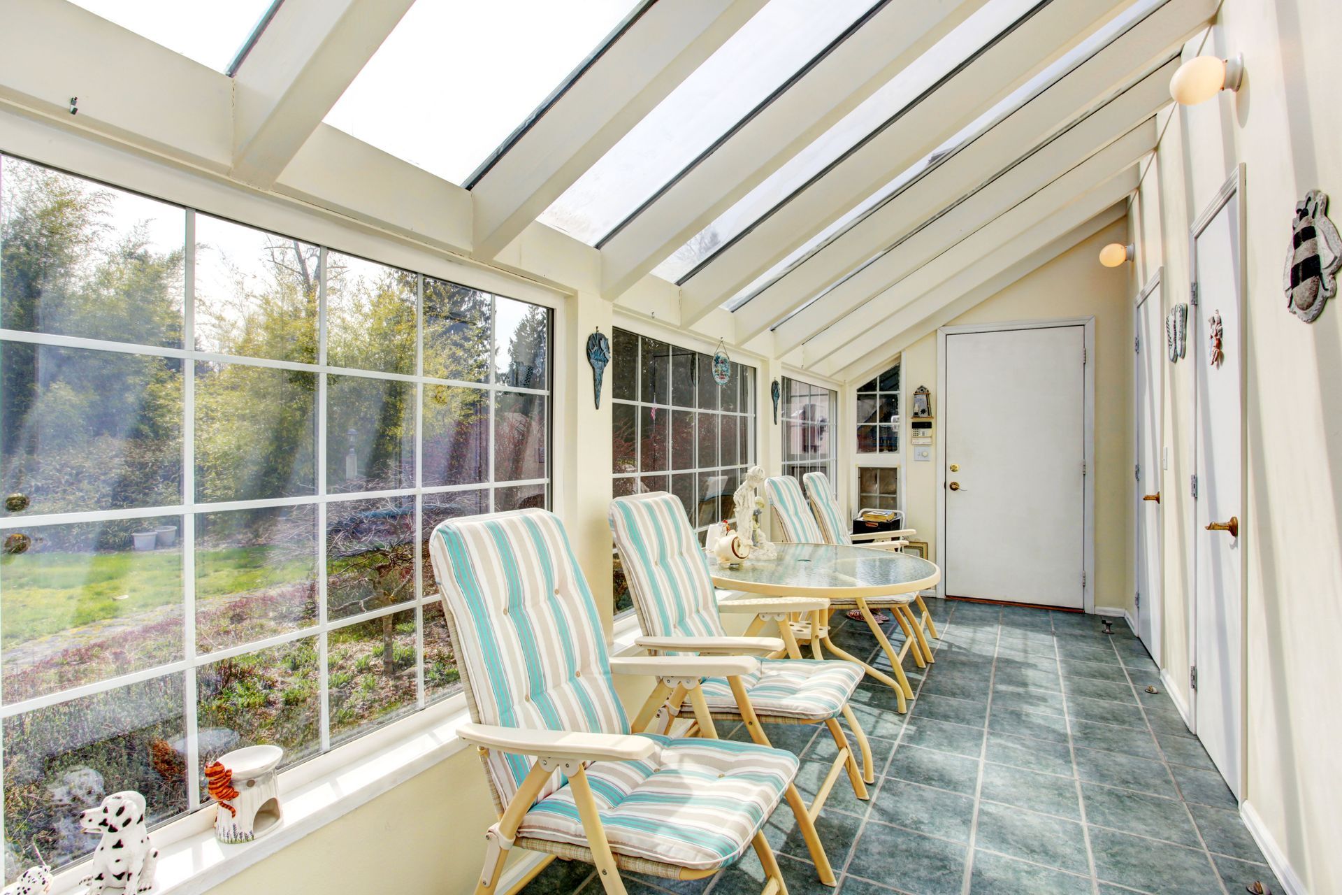 3 Reasons to Hire a Sunroom Contractor for Your Next Home Upgrade