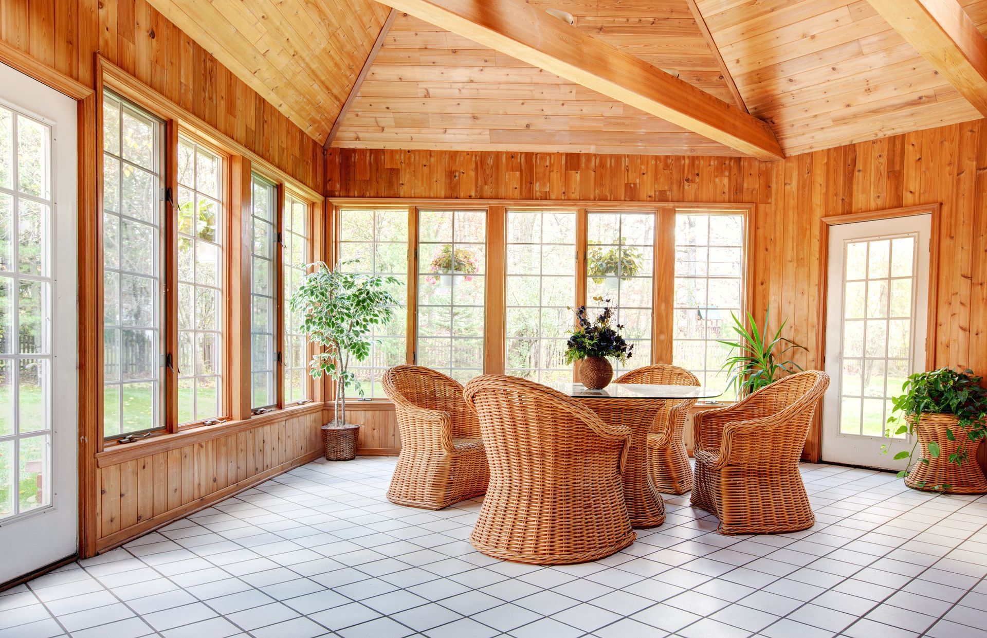 3 Reasons to Hire a Sunroom Contractor for Your Next Home Upgrade