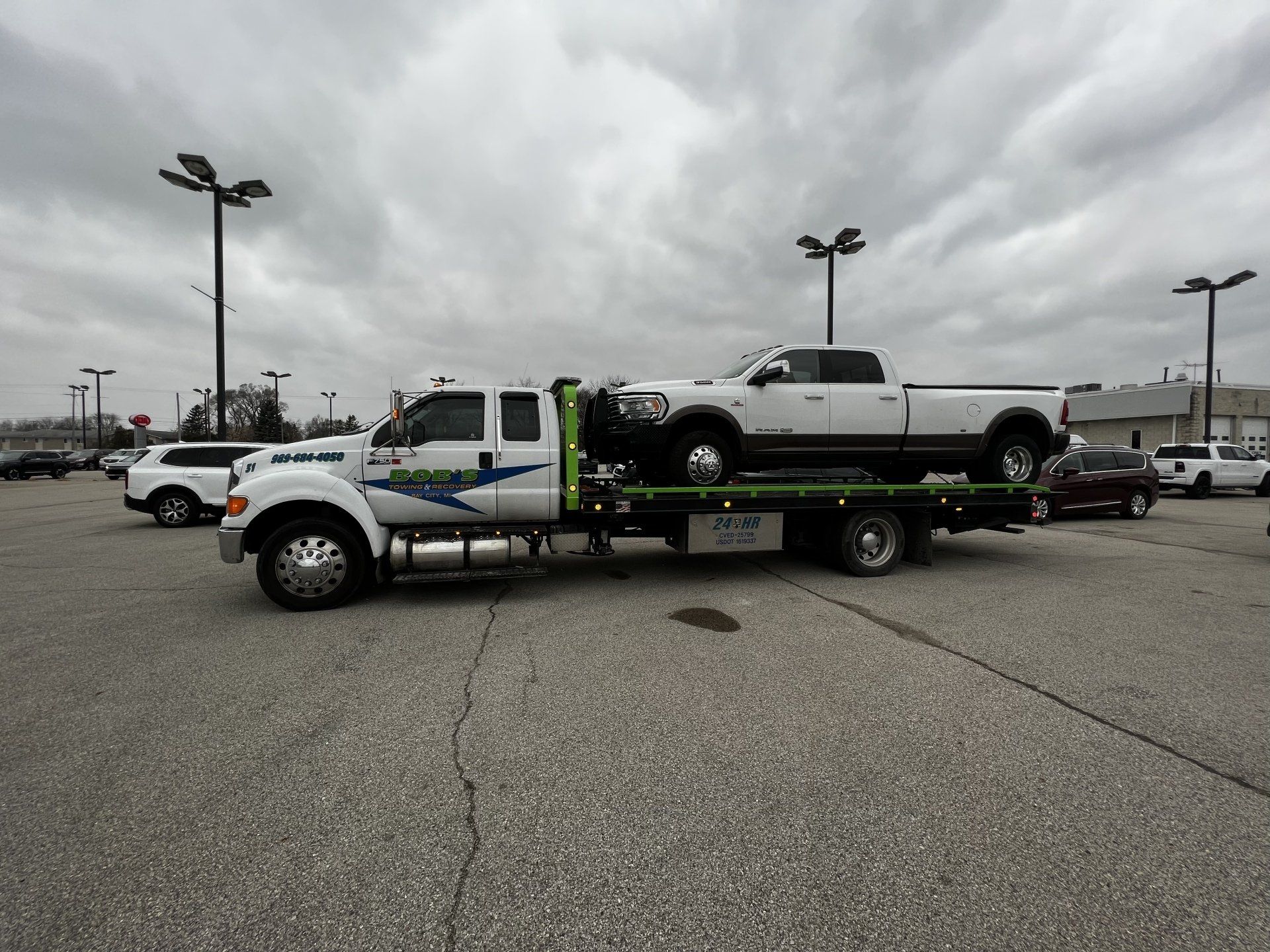 White tow truck service