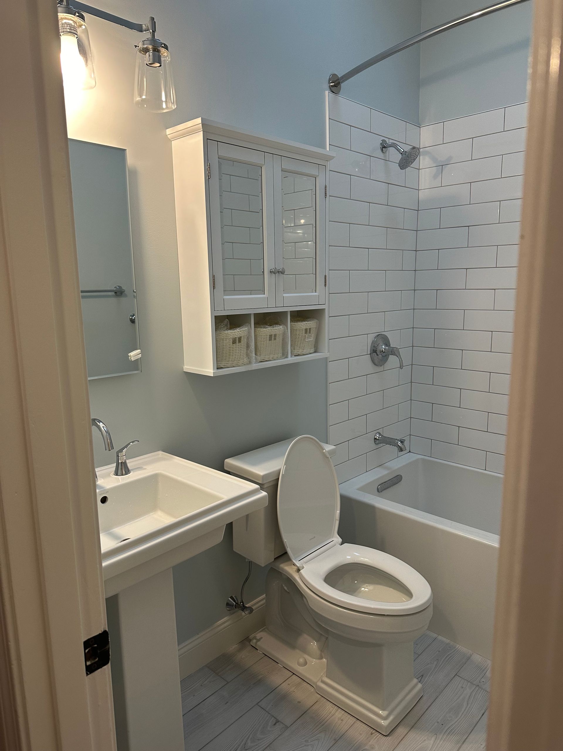 A bathroom with a toilet, sink, and bathtub.