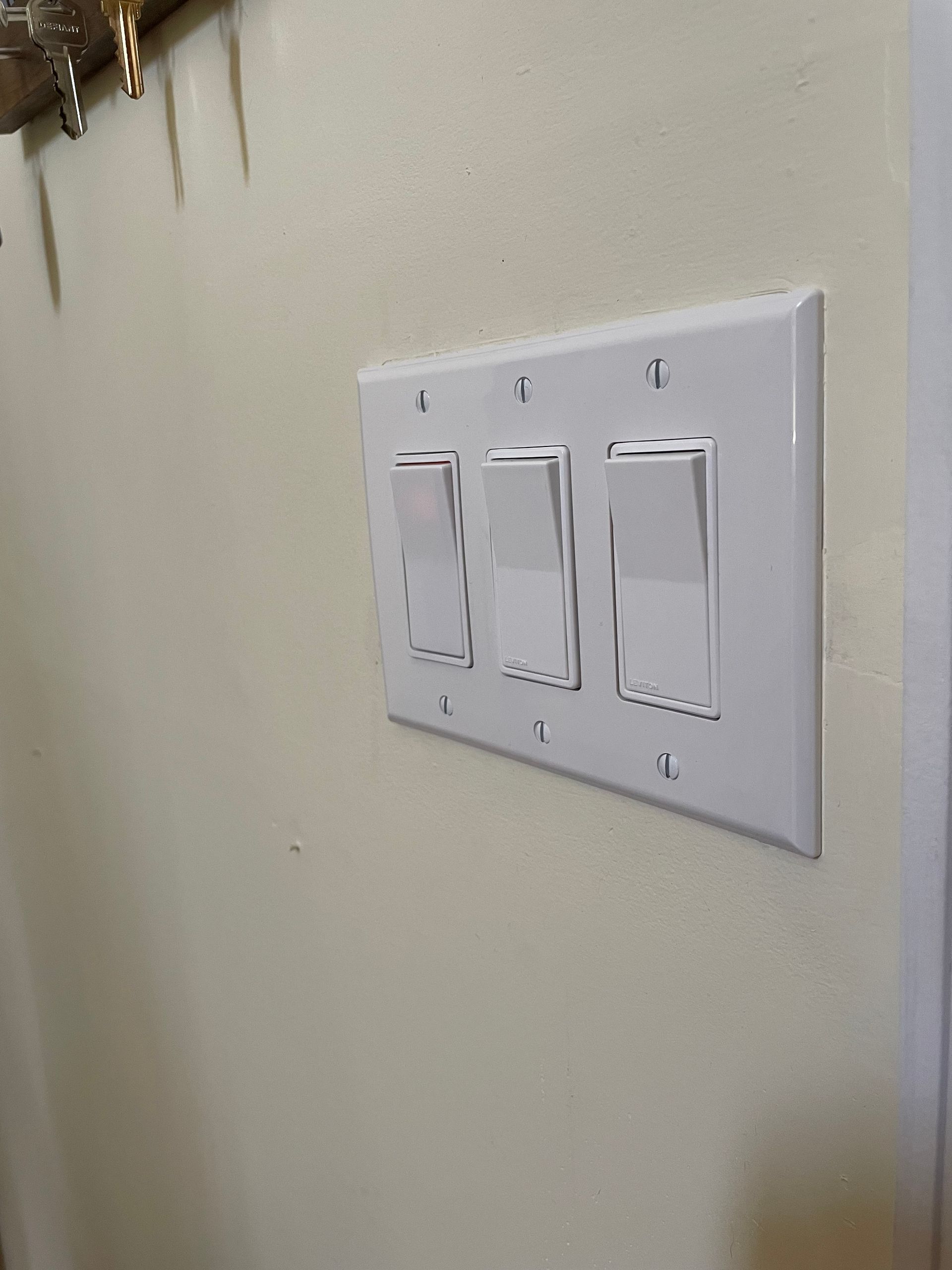 A close up of a light switch on a wall.