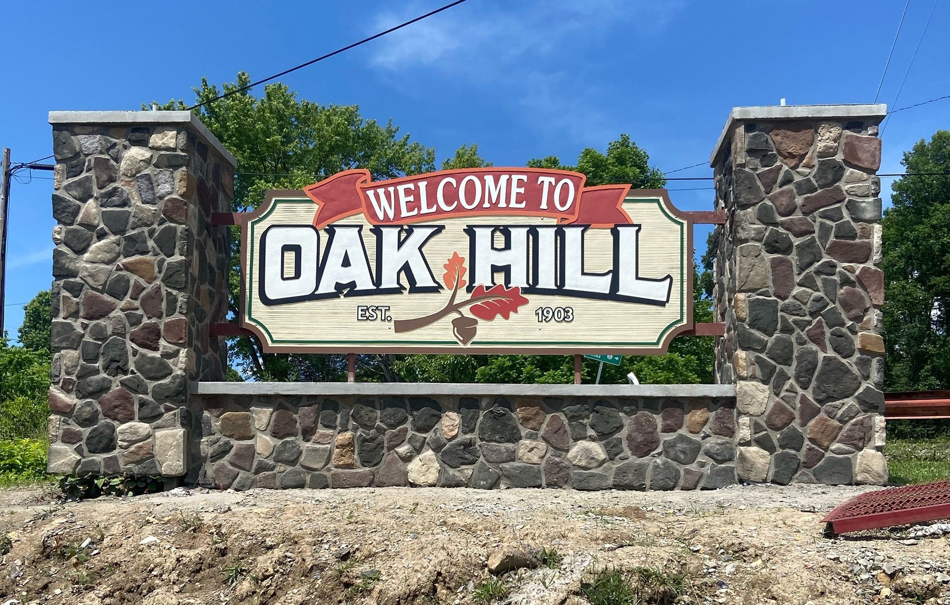 A sign that says Welcome to Oak Hill on it