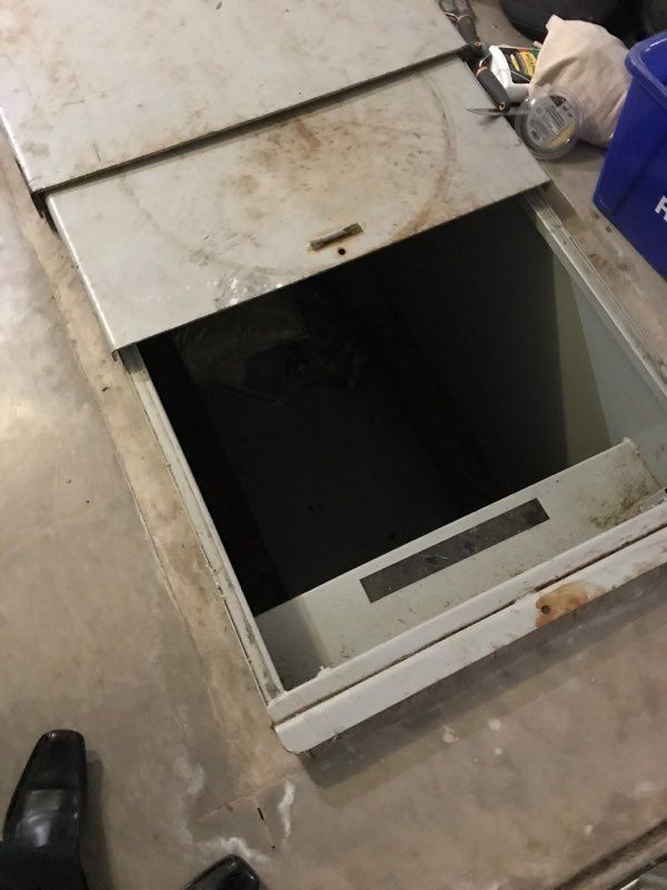 Pool hidden skimmer box