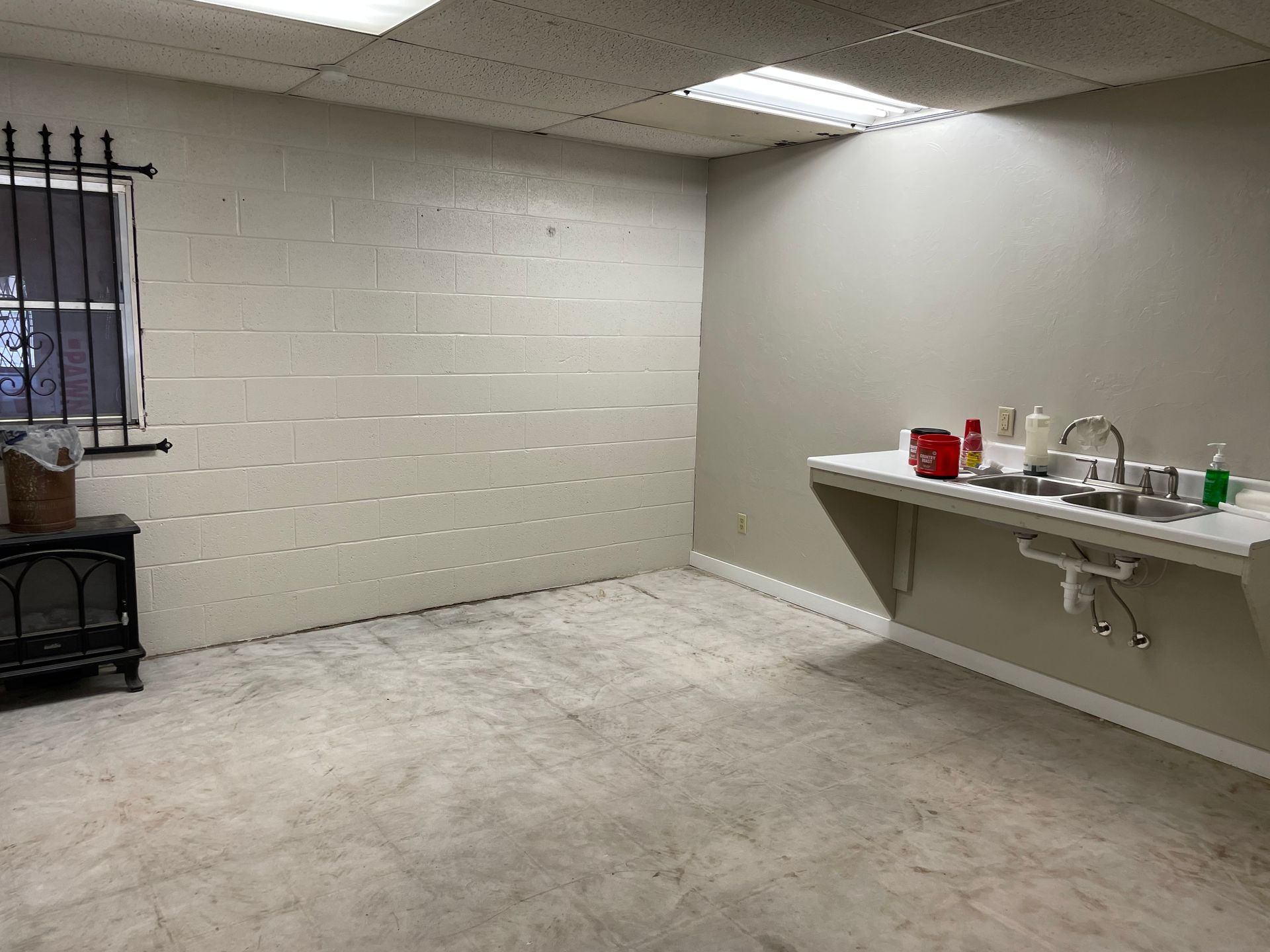 Kitchen and lounge area