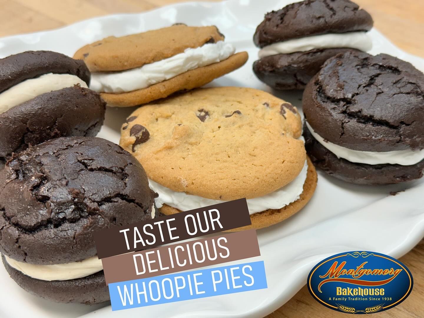 Whoopie pies on a plate: chocolate and peanut butter cookies with cream filling. Text: 