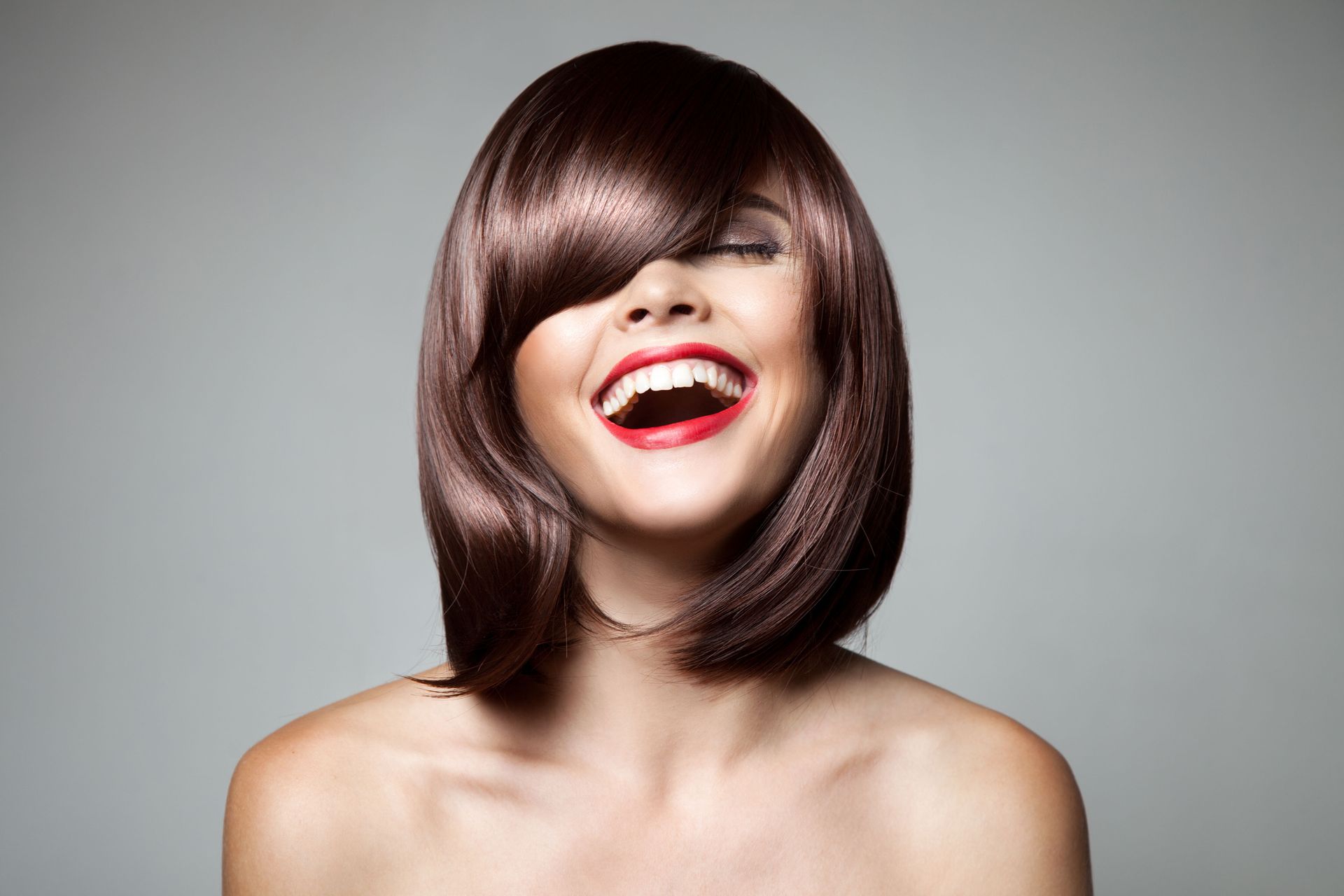 How a Local Hair Stylist Can Enhance Natural Features
