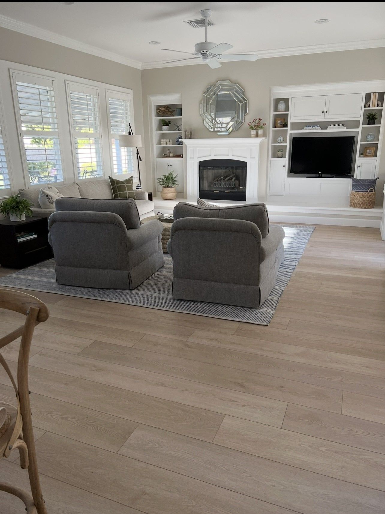A living room filled with furniture and a fireplace.