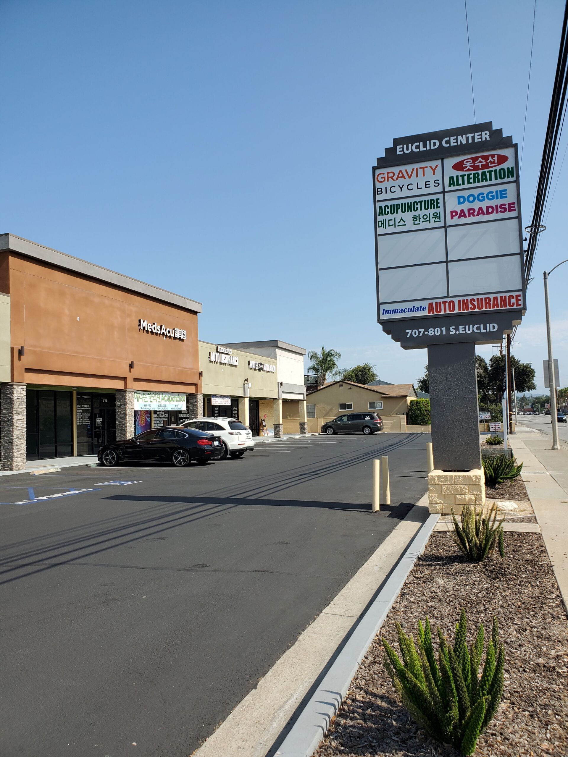 A parking lot with a sign that says lifetime on it