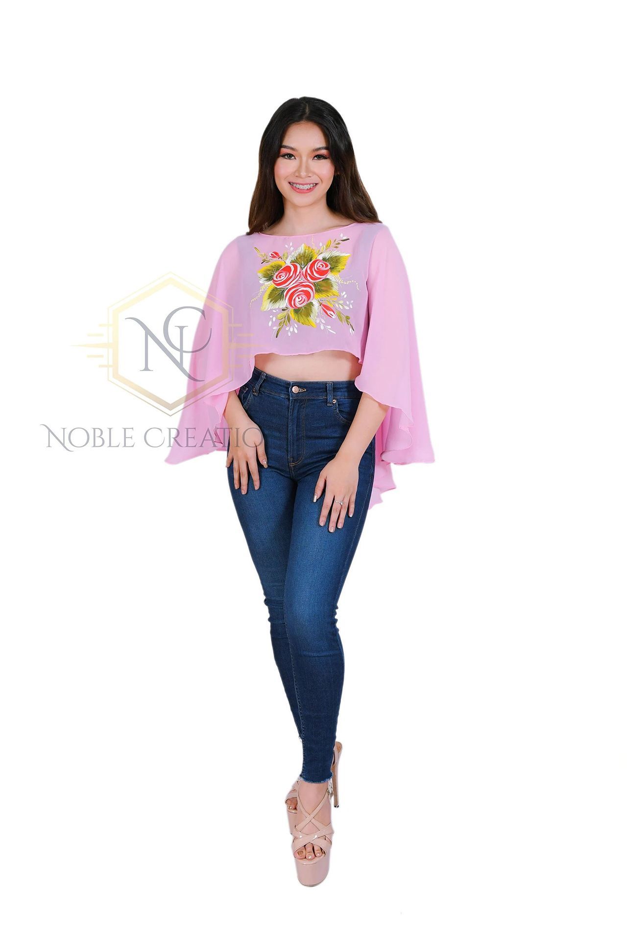 Woman wearing a pink panuelo