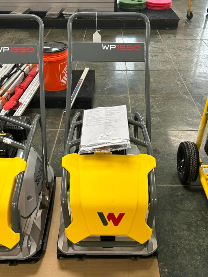 A yellow and gray machine with the letter w on it