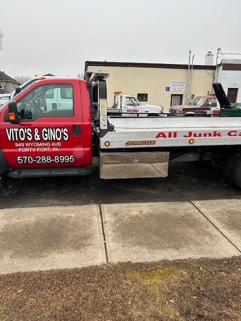 2015 Ford F-550 parked on the side