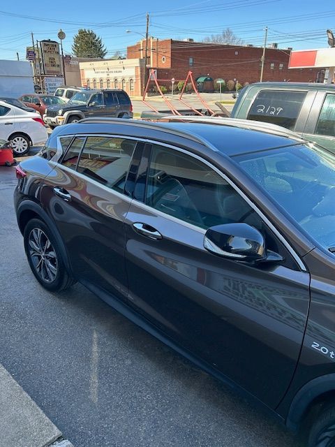 2018 Infiniti QX30 Premium right side