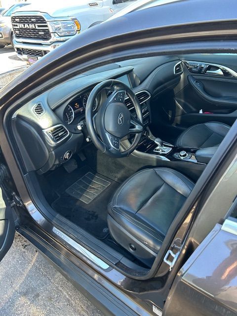 2018 Infiniti QX30 Premium front seat