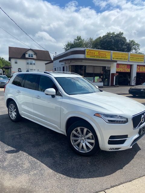 2019 Volvo XC90 right front side