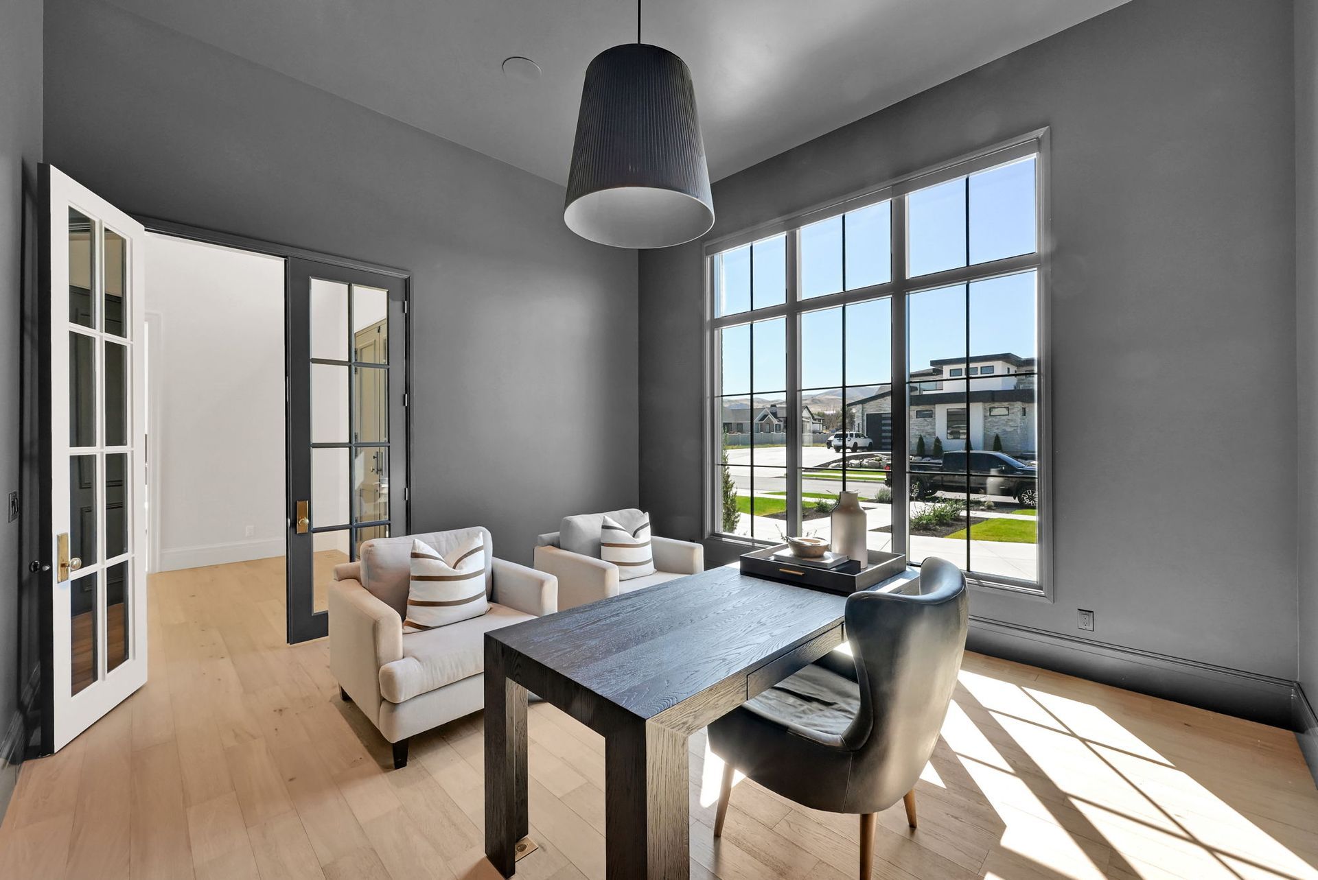 A living room with a table and chairs in it