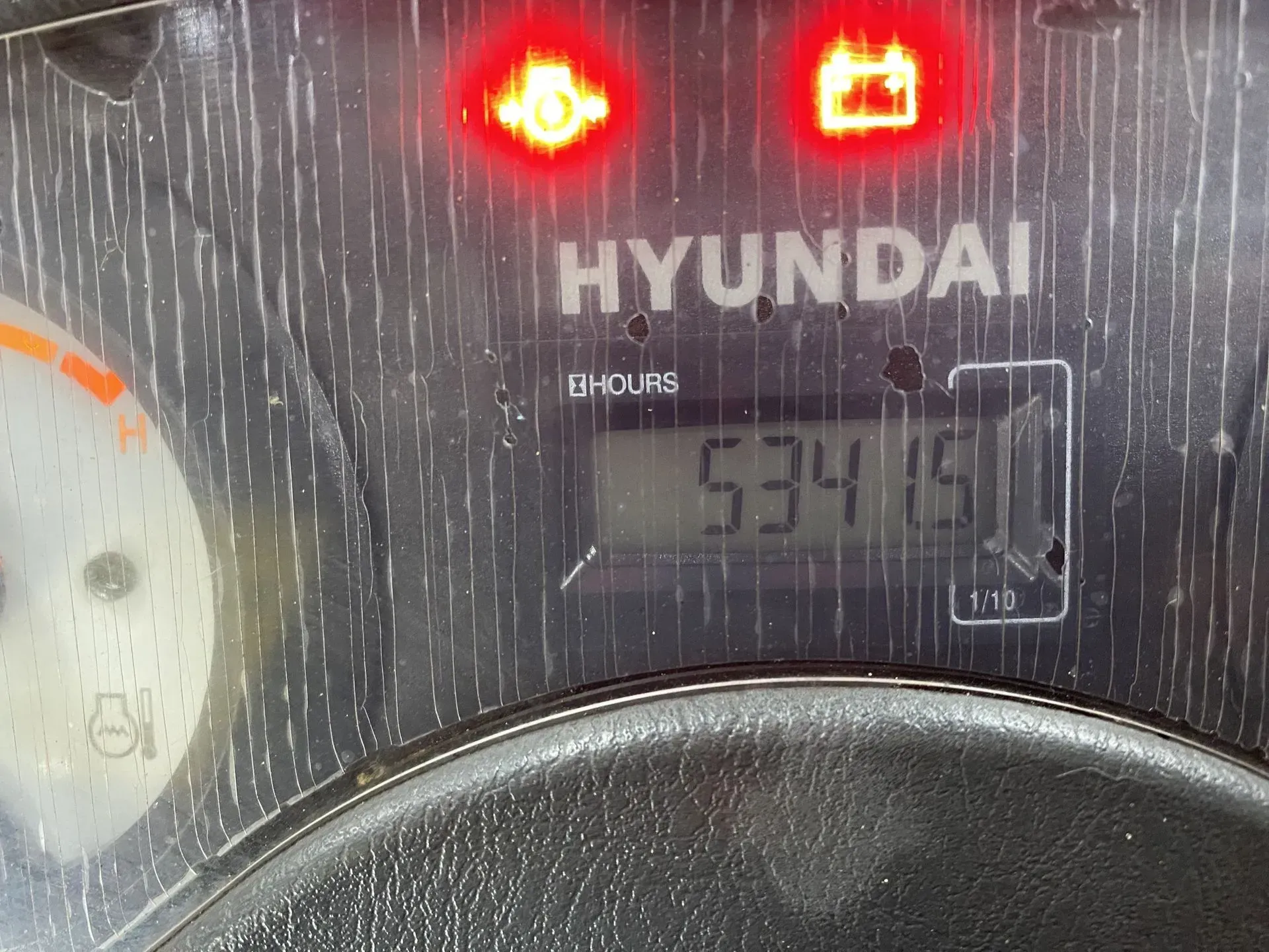 Hyundai forklift dashboard: hour meter reads 5341.5; engine and battery warning lights illuminated.