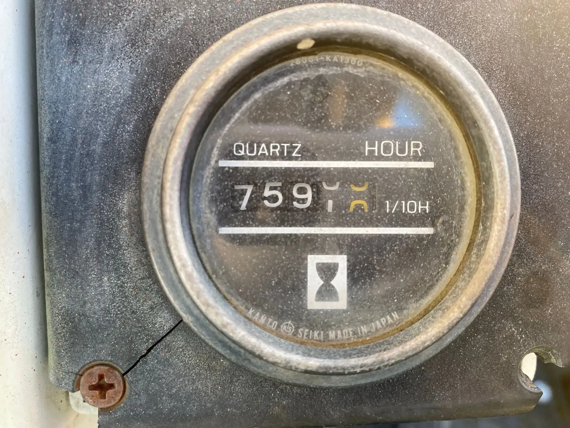 Hour meter displaying 759.1 hours. Quartz dial with visible markings.