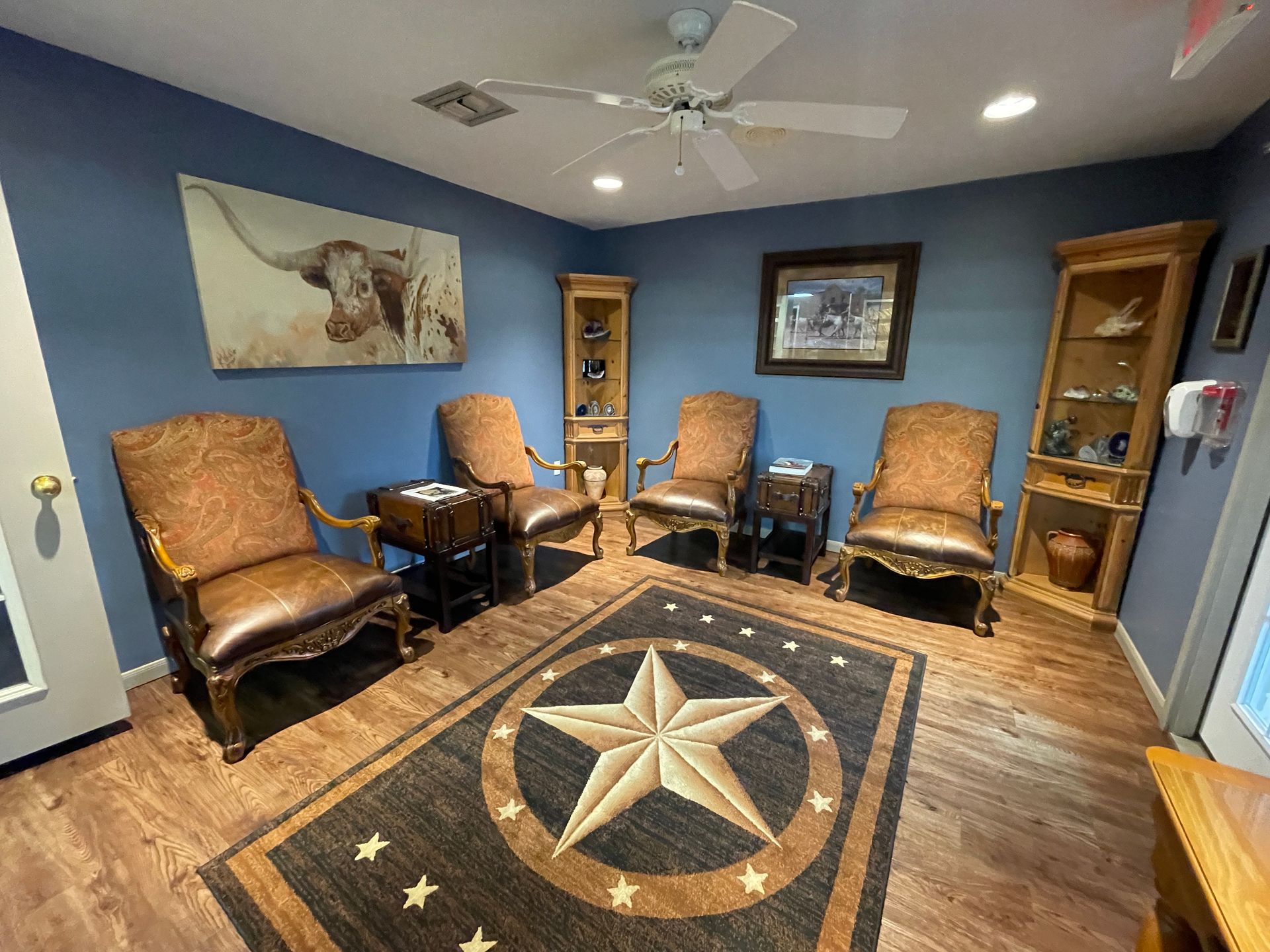 comfortable lobby area of Joel Lane Smith DDS