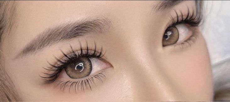 A close up of a woman 's eyes with long eyelashes.