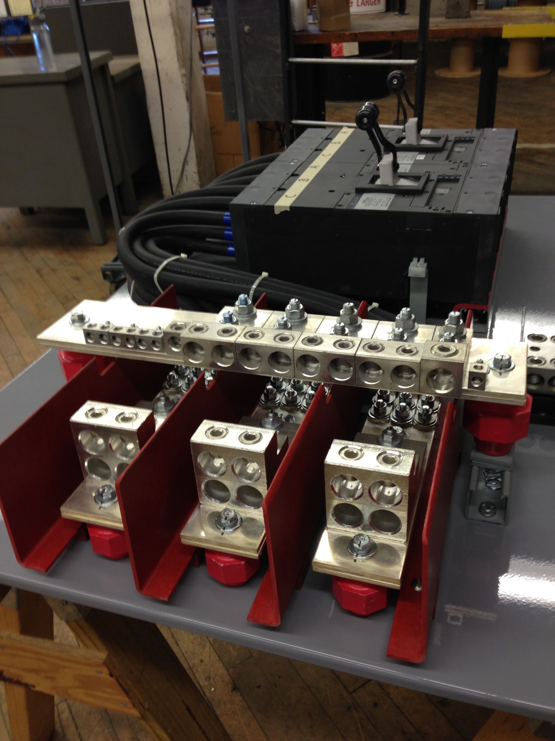 Custom bus bar for dual 800A circuit breakers
