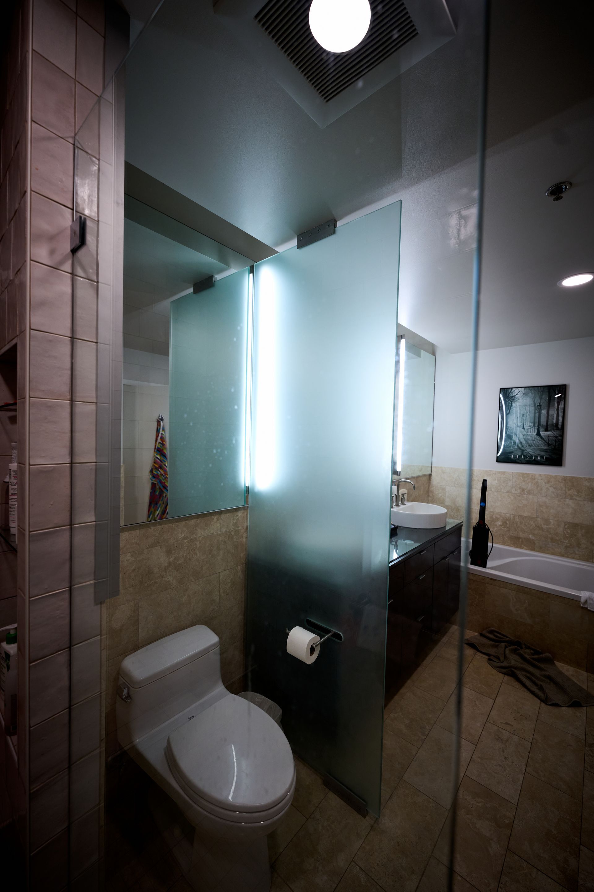 A bathroom with a toilet, a sink and a bathtub.