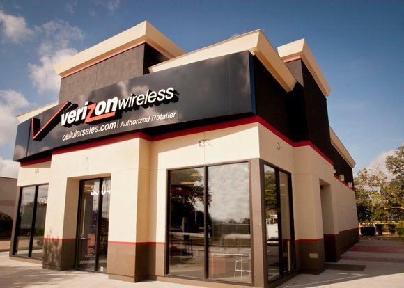 A verizon wireless store with a lot of windows