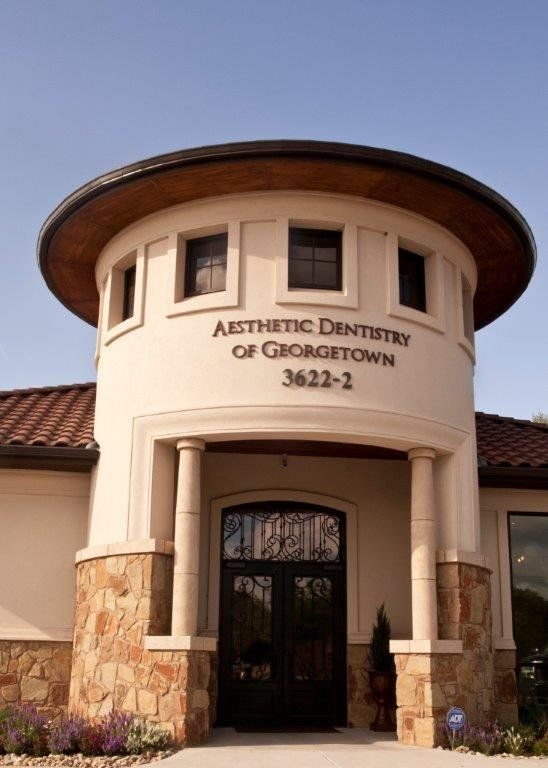 A building with a sign that says aesthetic dentistry of georgetown